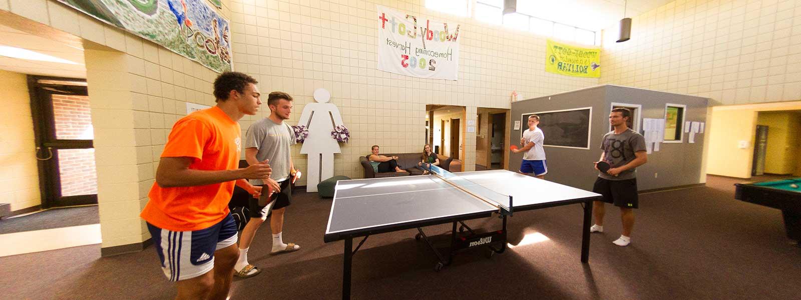学生们在宿舍大厅打乒乓球